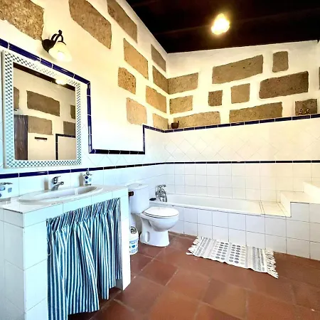 Casa Vista Al Mar,piscina Compartida,wifi Y Jardin En Hébergement de vacances *