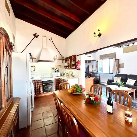 Casa Vista Al Mar,piscina Compartida,wifi Y Jardin En Guía de Isora